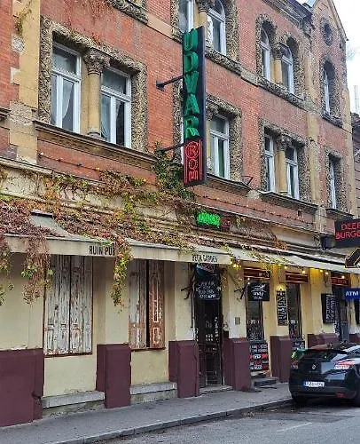 6-pack In The Party District * Budapest
