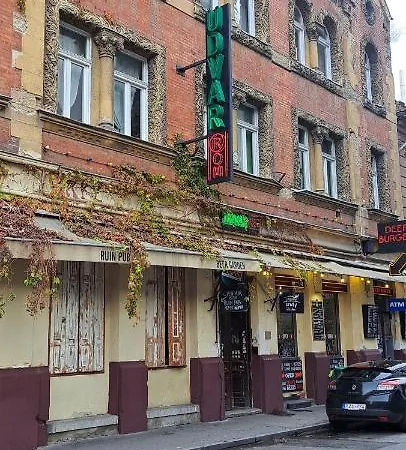 6-pack In The Party District * Budapest